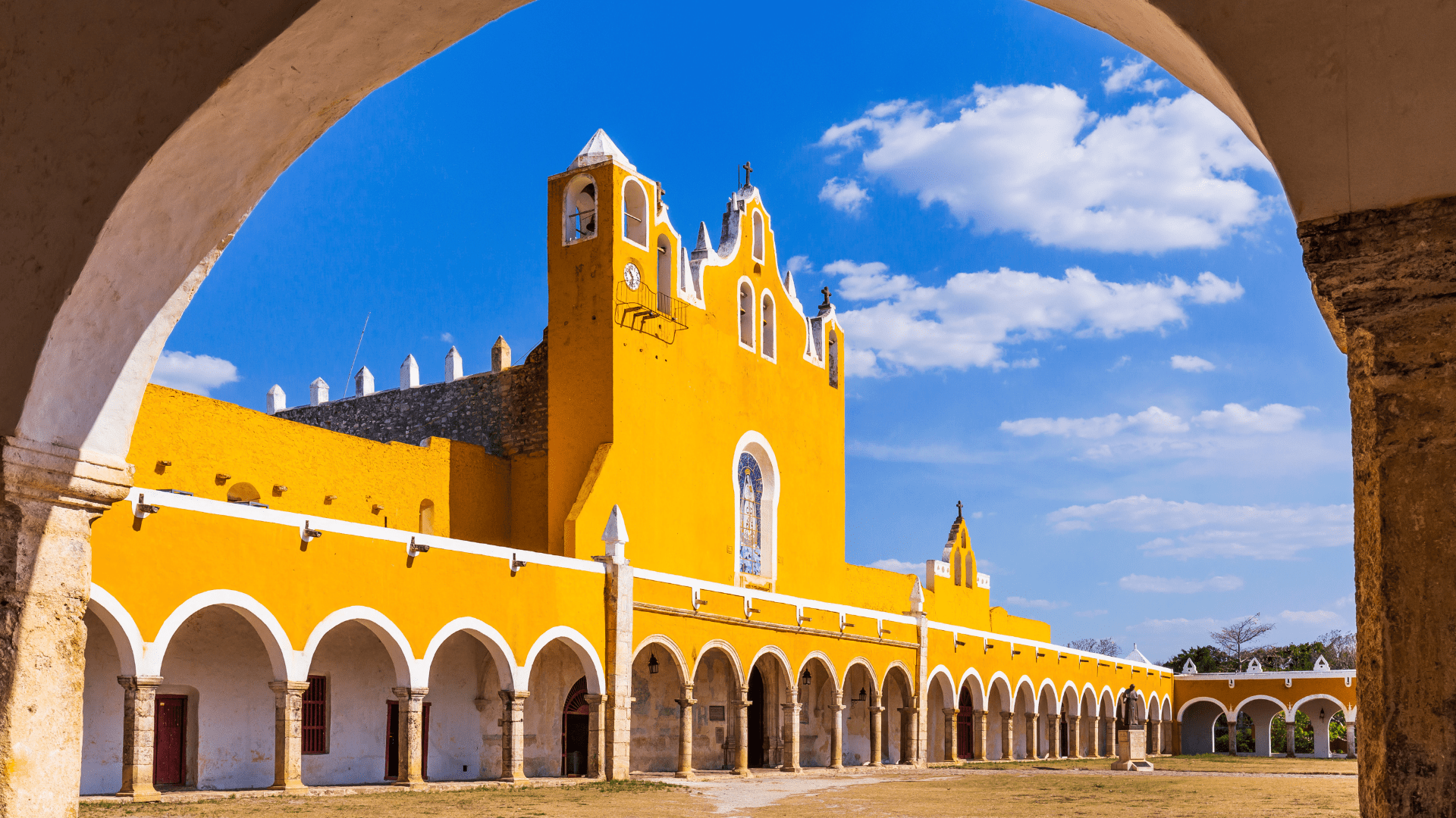 Image of yellow infrastructure in Izamal, Mexico