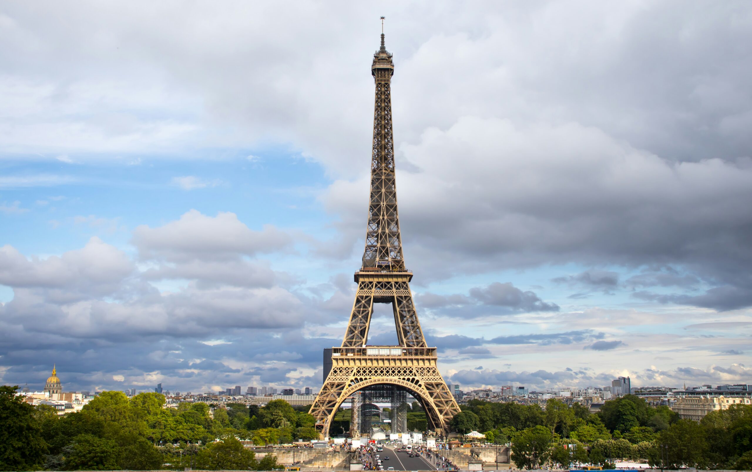 A picture of the Eiffel tower in Paris