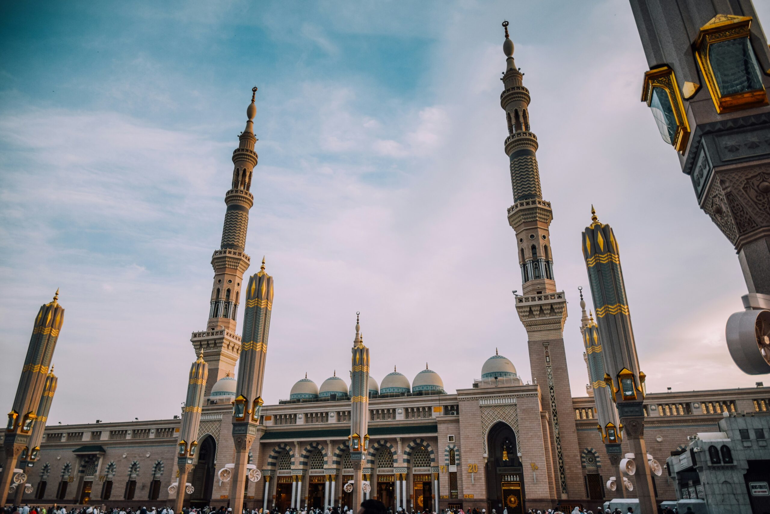 Picture of Middle Eastern mosque called Nabawi.